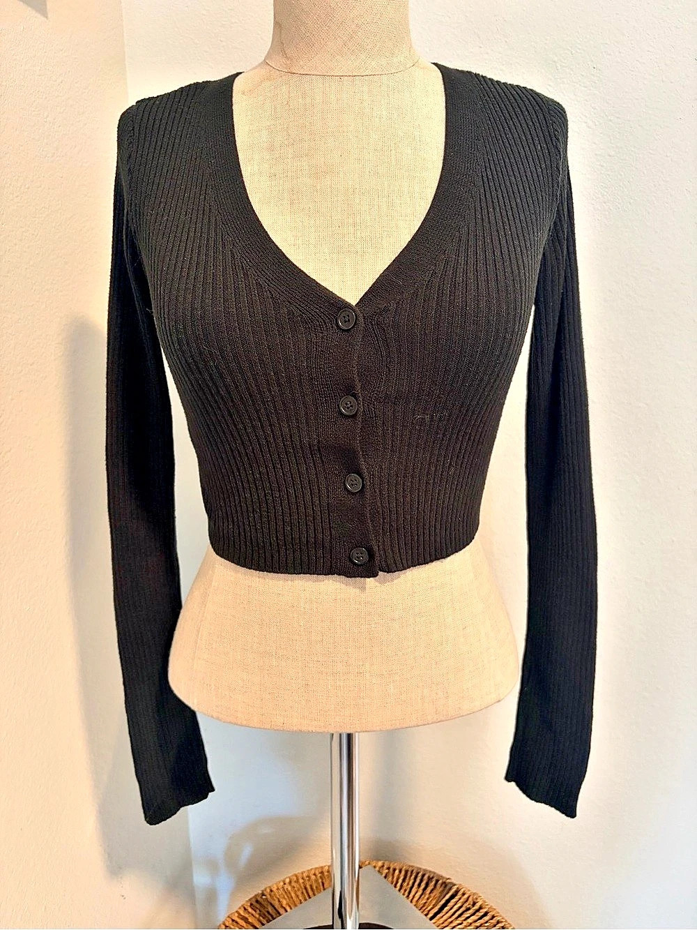 Cropped Ribbed Cardigan in Black Size XS Like New